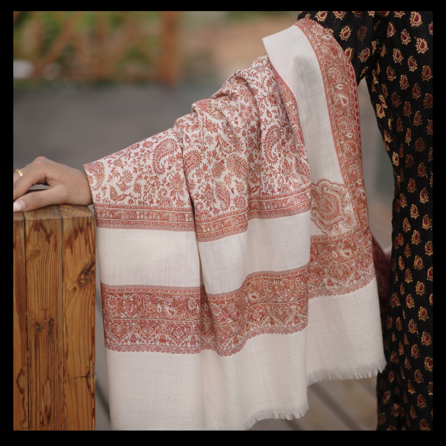 YASHOMA SHAWLS | Handwoven Women's Pashmina Shawl – Timeless Luxury